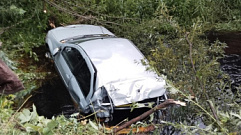 Автомобиль угодил в ручей после ДТП в Тверской области