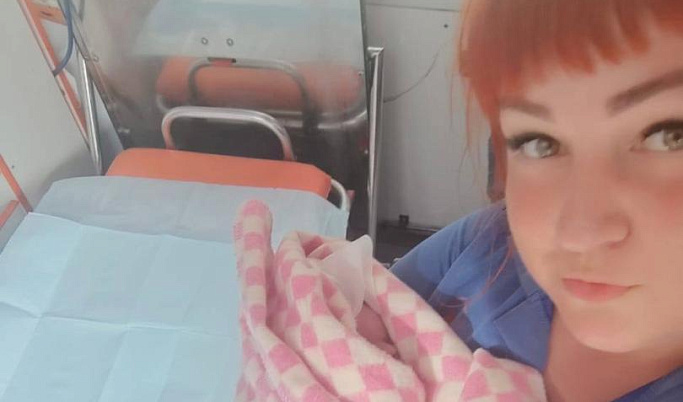 В Тверской области в День ВДВ врачи скорой приняли роды на дому