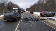 Два человека погибли в лобовом столкновении автомобилей в Тверской области