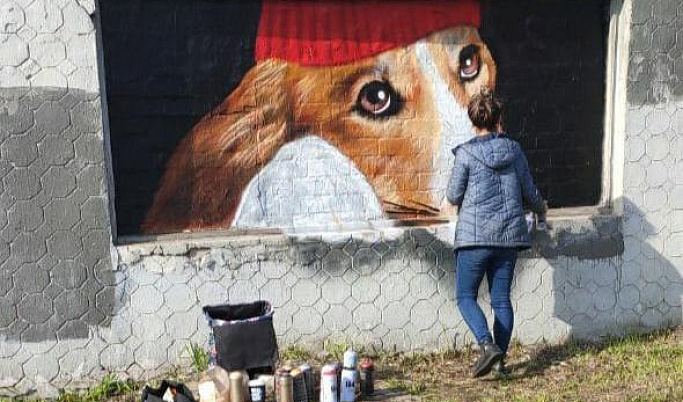 В Твери серую стену украсило граффити с собакой