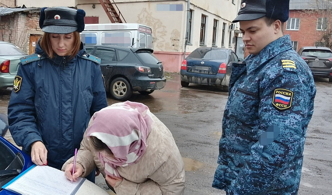В Твери из-за долга в 300 тысяч рублей у автоледи арестовали машину