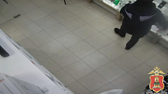 В Калининском районе посетитель ТЦ украл с прилавка телефон