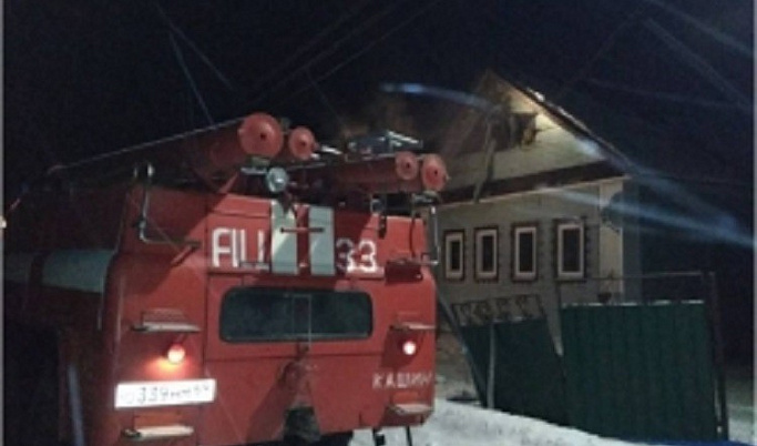 Ночью в Тверской области пожарные тушили жилой дом