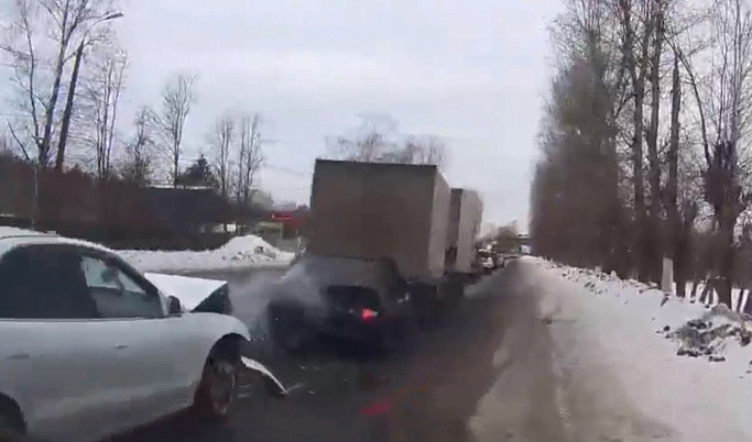 На Московском шоссе под Тверью произошло массовое ДТП 