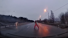 Под Тверью женщина танцевала посреди трассы М-10 и кидалась на автомобили