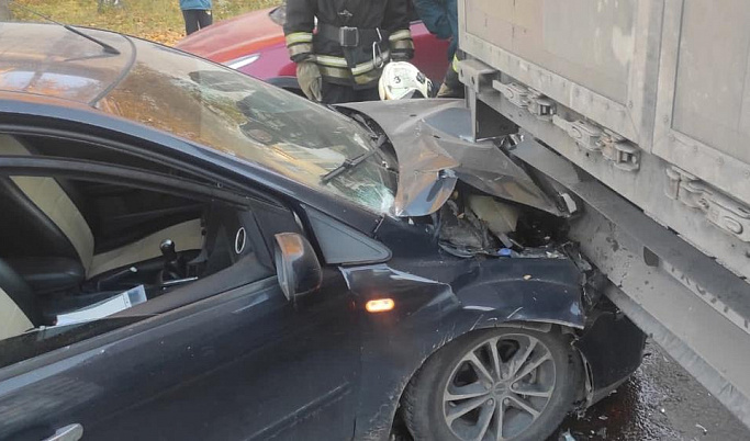 Мужчину доставили в больницу после аварии на улице Седова в Твери