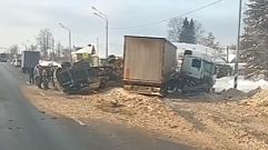В Тверской области на трассе M-10 газель столкнулась с фурой