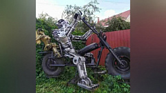 В Торжке возле дома художника появился робот на мотоцикле