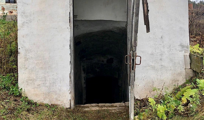 В соцсетях появились снимки таинственной подземной церкви в Тверской области