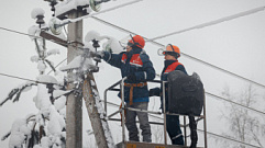 В Тверской области энергетики продолжают бороться с последствиями шторма