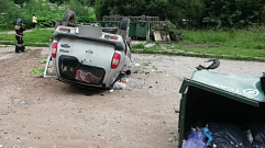 В Тверской области автомобиль протаранил мусорный бак и перевернулся