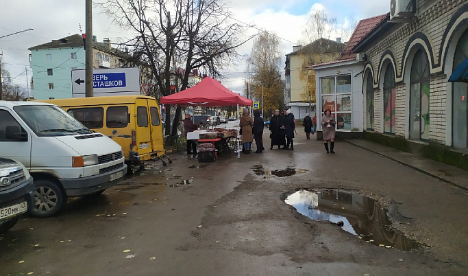 На «рынке» в Ржеве не обрадовались оператору с камерой