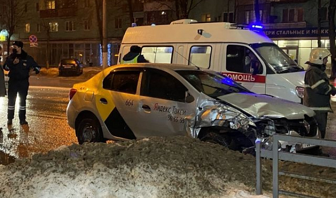 В Твери пассажир такси пробил головой лобовое стекло и сбежал 