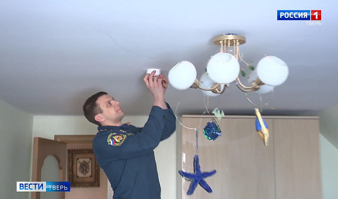 В Тверской области в домах многодетных семей бесплатно устанавливают пожарные извещатели