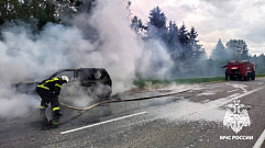 В Лихославльском округе во время движения загорелся автомобиль