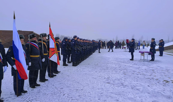 Около 60 новобранцев 32-й дивизии ПВО приняли присягу у Ржевского мемориала Советскому солдату