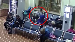 На вокзале в Твери мужчина обокрал спящую пассажирку