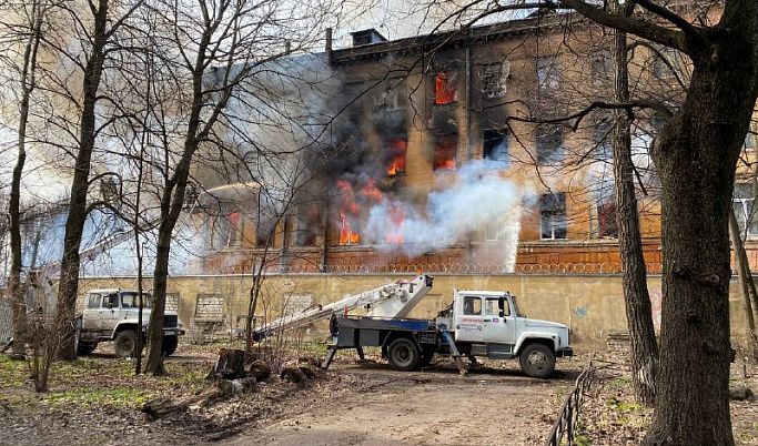 Крупный пожар в Твери: горит здание Центрального НИИ войск ВКО