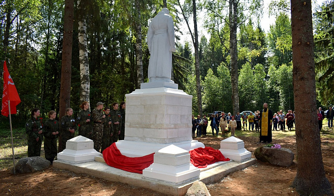 В Оленинском районе открыли реконструированный памятник на воинском захоронении