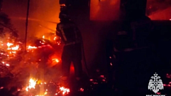 В Тверской области пожарные ночью тушили деревянный дом