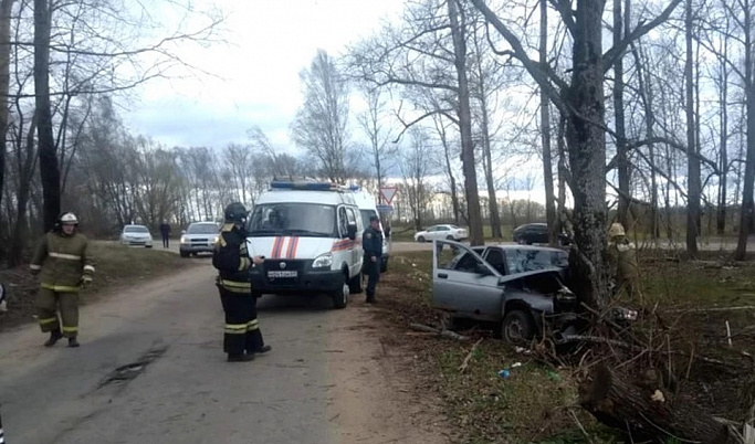 В Тверской области автомобиль с тремя несовершеннолетними попал в ДТП