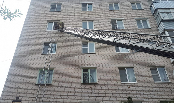 В Кимрах пожарные спасли девочку, сидевшую у открытого окна