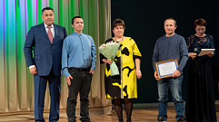 В Твери в канун Дня матери Игорь Руденя наградил многодетных мам и победителей конкурса «Лучшее семейное подворье»