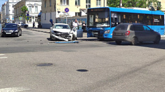 В Твери автомобиль столкнулся с синим автобусом