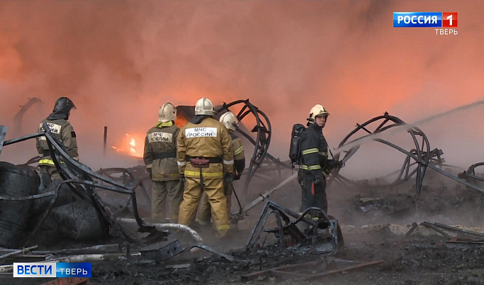 В Твери тушили крупный пожар на территории промзоны 