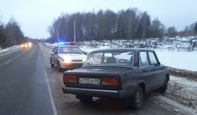 Инспекторы ГИБДД применили оружие, чтобы остановить пьяного водителя в Тверской области