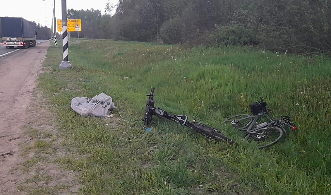 Два велосипедиста попали под колеса фуры в Тверской области