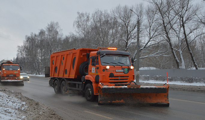 В Твери ежедневно 60 единиц спецтехники расчищают улицы и вывозят снег