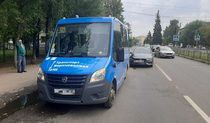 В Твери в столкновении иномарки и автобуса пострадал человек