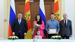 Молодые семьи Тверской области получили жилищные сертификаты из рук Игоря Рудени и Владимира Васильева