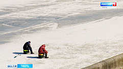 Рыбаки в Твери испытывают лед на прочность