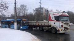 В Московском районе Твери в ДТП с грузовиком и автобусом пострадал человек
