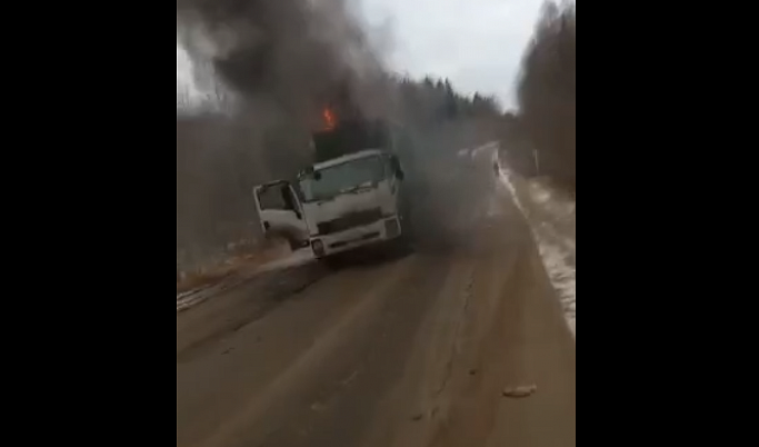 В Тверской области водитель чудом вылез из горящего грузовика