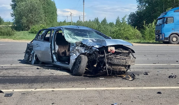В Тверской области на перекрестке столкнулись две иномарки, есть пострадавшие 