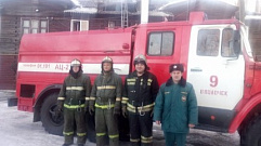 Спасатели эвакуировали восемь человек из горящего дома в Тверской области