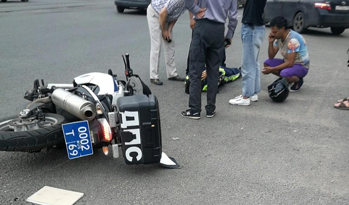 Инспектор ГИБДД на мотоцикле столкнулся с автомобилем в Твери