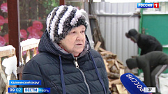 Волонтеры помогают складывать дрова бабушкам и дедушкам Тверской области