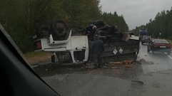 На автотрассе Тверь-Бежецк перевернулся трехколесный грузовик