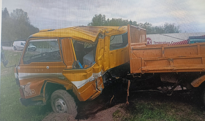 На трассе М-9 в Зубцовском районе столкнулись тягач и грузовик