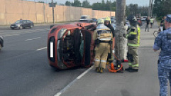 Автомобиль врезался в столб в Твери, погиб пассажир
