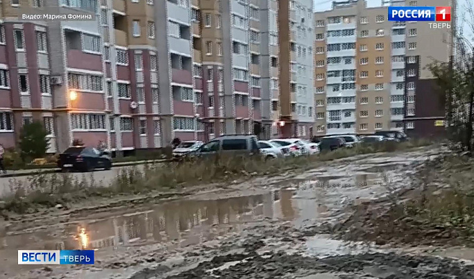 «Ношу с собой галошки»: жители Тверской области жалуются на грязь возле домов