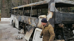 Загоревшийся в Тверской области автобус попал на видео