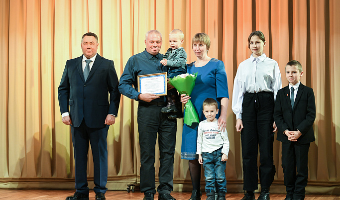 Игорь Руденя вручил награды в честь Дня матери