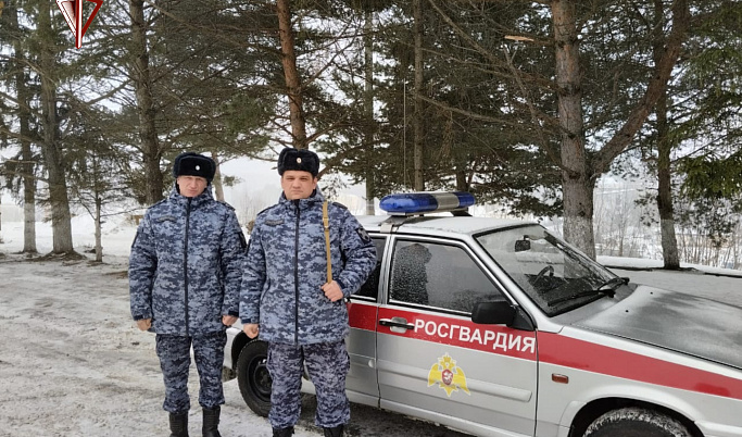 В Тверской области росгвардейцы помогли эвакуировать людей на пожаре