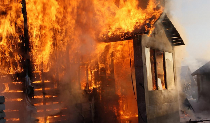 В Тверской области при пожаре в деревне погиб 63-летний мужчина