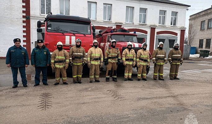 Пожарные спасли женщину из горящей квартиры в Кувшиново